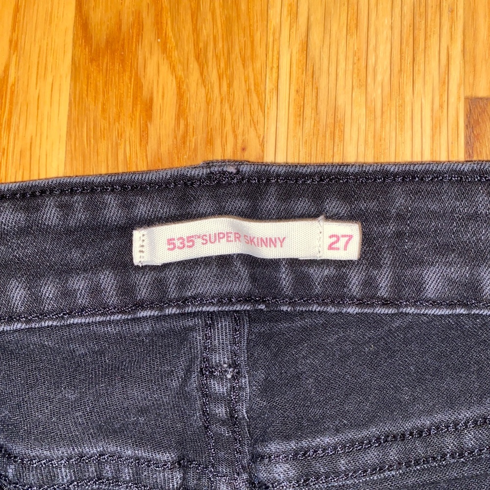 women’s black levi jeans